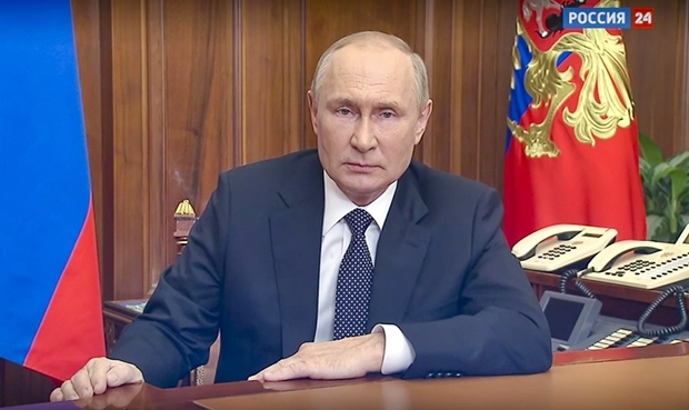 푸틴 대통령은 21일(현지시간) “러시아와 러시아의 주권, (영토적) 통합성 보호를 위해 부분적 동원을 추진하자는 국방부와 총참모부의 제안을 지지한다”면서 “이미 해당 대통령령에 서명했으며 동원 조치는 오늘부터 시작될 것”이라고 설명했다. 사진은 러시아 국영방송 로시야24의 연설 방영분.