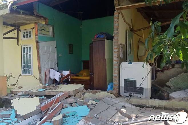 인도네시아 수마트라 서부에서 25(현지시간) 규모 6.2 지진이 발생해 파사만 지역에서 가옥들이 무너지는 등 피해가 발생했다. ⓒ AFP=뉴스1 ⓒ News1 김민수 기자