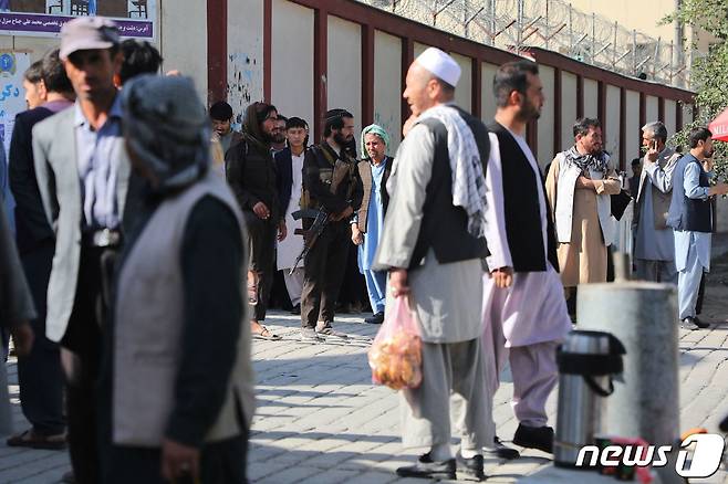 아프가니스탄 수도 카불의 한 교육 센터에서 30일 폭탄 테러가 발생한 후 피해자 가족들이 병원 앞에 몰려들고 있다. 2022.09.30/뉴스1 ⓒ AFP=뉴스1 ⓒ News1 김민수 기자