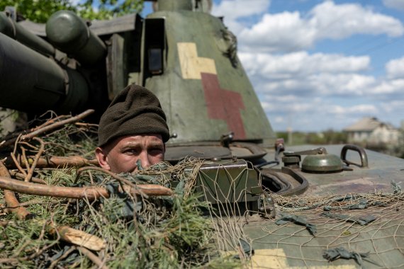 지난 4월28일(현지시간) 우크라이나 동부 도네츠크의 리만에서 우크라이나군 병사가 전차 주변을 살펴보고 있다.로이터뉴스1