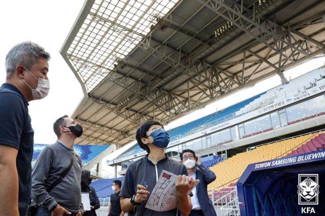 2023 AFC 아시안컵 유치 실사단이 최근 수원월드컵경기장을 둘러보고 있다. 대한축구협회 제공