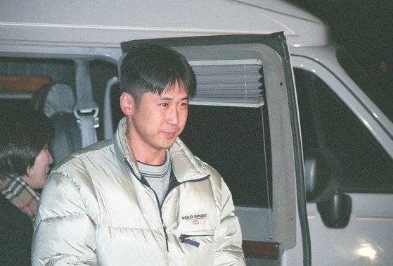 대마초 흡연 혐의로 구속된 이후 석방되는 개그맨 신동엽. 중앙포토