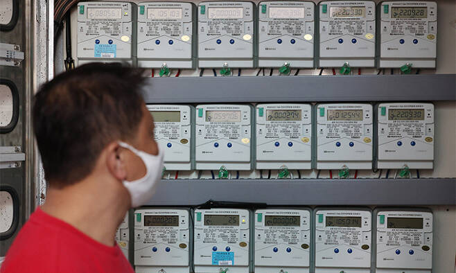 10월부터 전기요금이 4인 가구 기준으로 월 2천원 넘게 오른다. 한국전력은 내달부터 전기요금을 조정해 평균 전력량을 사용하는 4인 가구 기준 전기요금이 약 2천270원 오를 것으로 예상된다고 30일 밝혔다. 사진은 이날 서울 시내의 한 오피스텔에 설치된 전기계량기. 연합뉴스