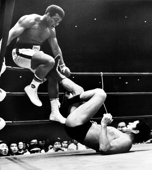 안토니오 이노키가 1976년 7월 26일 도쿄 부도칸에서 세계 복싱 헤비급 챔피언 무하마드 알리와의 이종 대결 도중 그의 다리를 걷어 차려고 기회를 엿보고 있다.AP 자료사진 연합뉴스