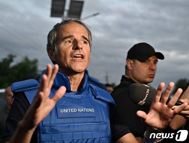 라파엘 그로시 IAEA 사무총장이 1일(현지시간) 우크라이나 자포리자 원전의 점검을 위해 사찰단과 둘러본 뒤 취재진을 만나 "현장서 필요한 것들을 확인했다"고 밝히고 있다. ⓒ AFP=뉴스1 ⓒ News1 우동명 기자