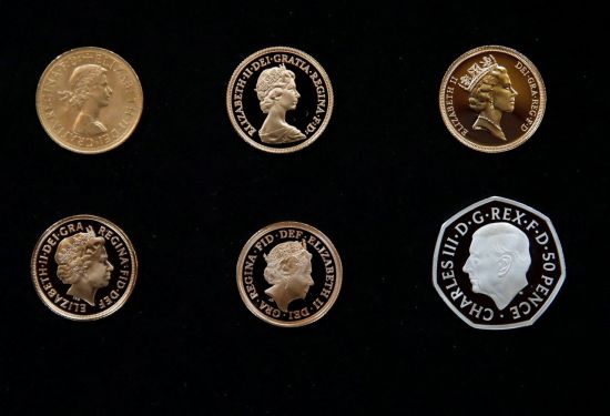 29일(현지시간) 영국 왕립 조폐국이 찰스 3세 국왕의 초상화가 담긴 50펜스 동전을 공개했다. 엘리자베스 2세 여왕의 재임 시기 주조된 동전은 초상화가 오른쪽을 바라보고 있는 반면 찰스3세의 초상화는 왼쪽을 바라보고 있는 것이 특징이다. 런던(영국)=로이터·연합 [이미지출처=연합뉴스]