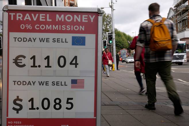 9월 23일(현지 시각) 영국 런던의 한 상점 앞에 영국 파운드화와 달러 외환시세를 적은 환율표가 보인다. 영국정부의 감세정책 발표로 영국파운드화가 급락했다./AP 연합뉴스