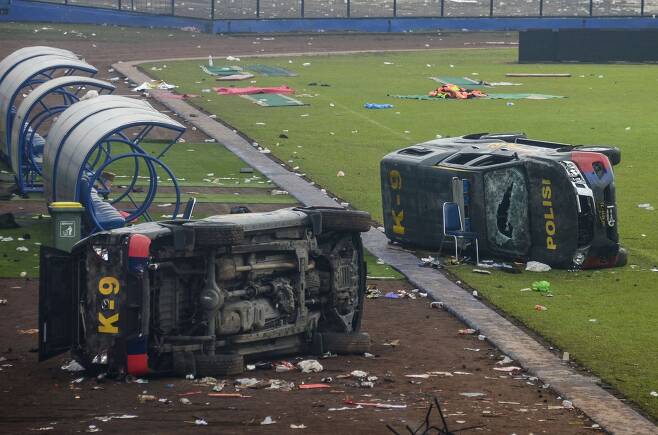 워싱턴포스트가(WP)는 1일(현지 시각) 인도네시아 자바 축구경기장에서 발생한 폭동으로 182명이 숨졌다고 보도했다. 경기장에 불에 탄 경찰차가 뒤집혀 있다. /EPA 연합뉴스