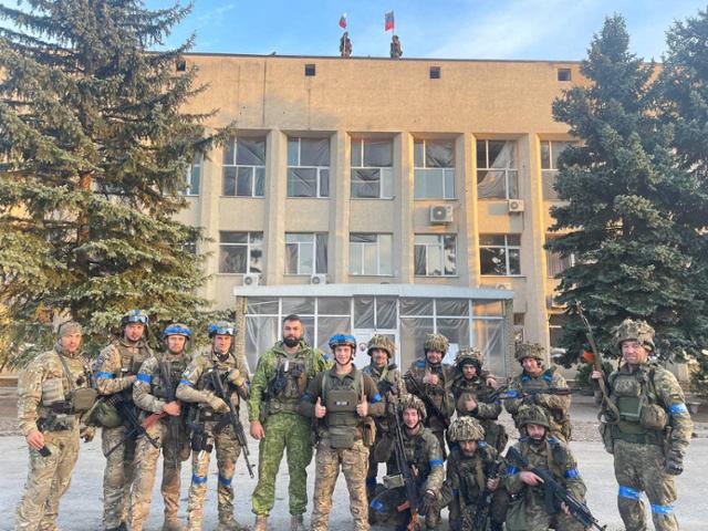 우크라이나 군인들이 1일 탈환한 도네츠크주 리만 시청사 앞에서 기념 사진을 찍고 있다. 라만=로이터 연합뉴스