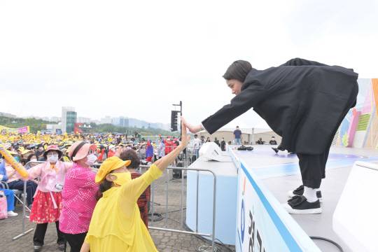 지난 17일 오후 경기도 하남시 미사경정공원에서 진행된 KBS 1TV ‘전국노래자랑’ 경기도 하남시 편 녹화현장. 진행자 김신영이 관객과 손을 마주하고 있다. 해당 촬영본은 다음 달 16일 송출된다. KBS 제공