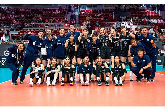 한국 여자 배구 국가대표 선수단. 국제배구연맹 홈페이지 캡처