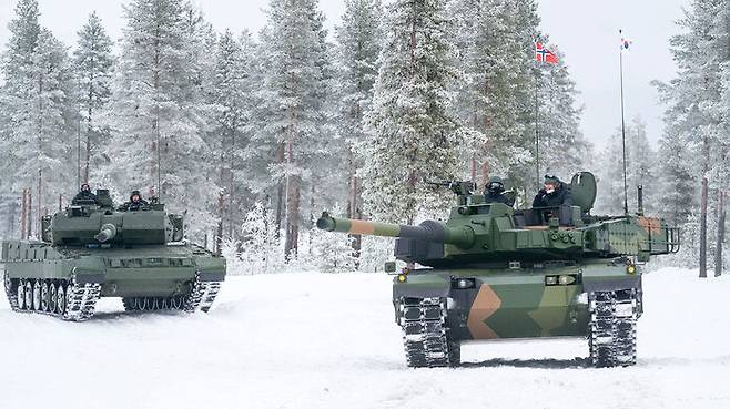 노르웨이 설원에서 주행시험을 벌이고 있는 K2 전차(오른쪽)와 독일 레오파드 전차. 이달 말 노르웨이 정부는 차기 전차 우선협상대상을 발표할 예정이다.