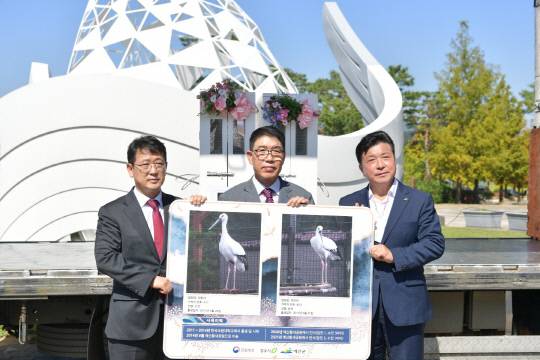 예산군 광시면 예산황새공원에서 문화재청과 충남도 및 3개 지자체(경남 김해시, 충북 청주시, 충남 서산시)와 함께 황새 보호 업무협약을 체결하고 황새 전국 이송 행사를 개최했다.사진=예산군 제공