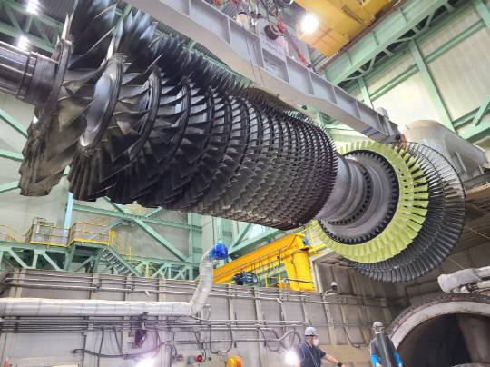 가스터빈 로터를 정밀점검하기 위해 인양하는 모습.사진=서부발전 제공