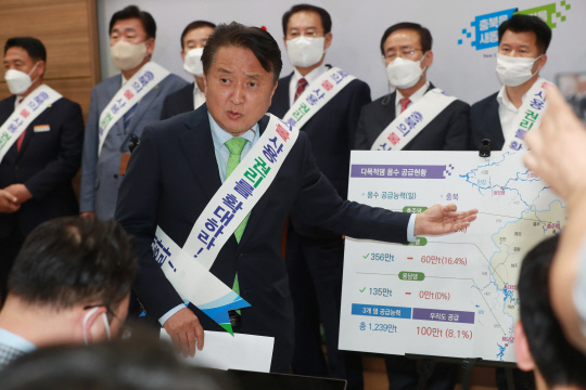 김영환 충북지사가 도청 브리핑룸에서 도내 11개 시도 단체장들과 함께 담수 사용권리 확보 기자회견을 하고 있다.