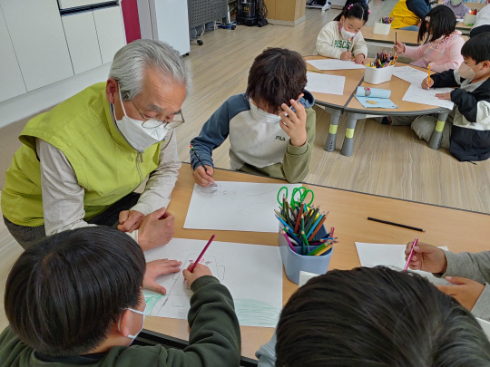 청양 남양초등학교 학생들이 선생님과 같이 그림그리기에 열중하고 있다. 사진=충남교육청 제공