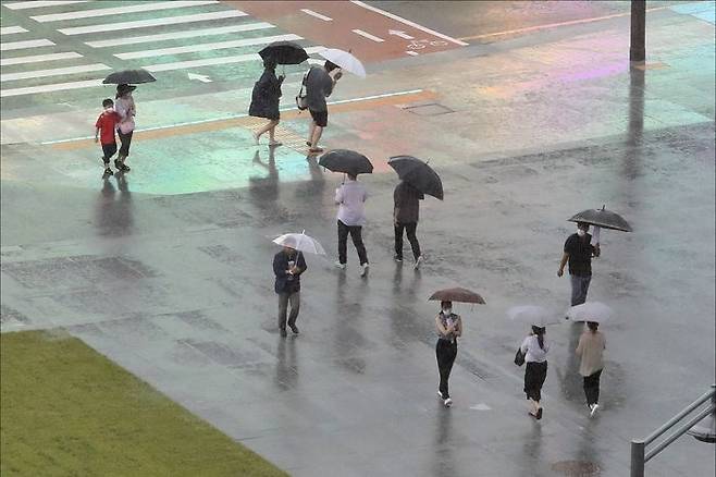 서울 세종대로 광화문 일대에서 우산을 쓴 시민들이 발걸음을 재촉하며 길을 지나고 있다. ⓒ데일리안 홍금표 기자