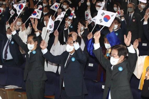 개천절 만세삼창한덕수 국무총리와 정진석 국민의힘 비상대책위원장, 이재명 더불어민주당 대표(앞줄 왼쪽부터) 등 참석자들이 3일 오전 서울 종로구 정부서울청사 별관 대강당에서 열린 제4354주년 개천절 경축식에서 만세삼창을 하고 있다. 사진공동취재단