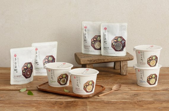 오뚜기가 사찰음식에서 모티브를 얻어 출시한 한국형 채식 제품 '두수고방 컵밥·죽' 세트 오뚜기 제공