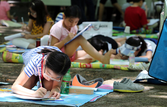 행정 용어 순화 편람을 보면 ‘백일장’ 대신 ‘글짓기 대회’를 쓸 수 있다고 돼 있다. 2014년 서울 남산도서관에서 열린 ‘제9회 남산백일장’에 참가한 학생들이 글짓기를 하고 있다. 이정용 기자 lee312@hani.co.kr