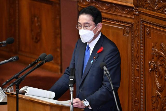 기시다 후미오 일본 총리가 3일 도쿄에서 임시국회 소신 표명 연설을 하고 있다. 그는 한국을 "국제사회의 다양한 과제에 대한 대응에 협력해야 할 중요한 이웃 나라"라고 규정했다. 도쿄=AFP 연합뉴스