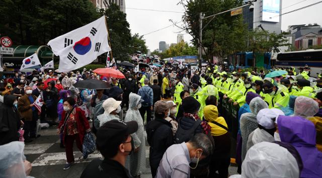 3일 오후 비가 내리는 가운데 서울 세종대로 일대에서 자유통일당 등 보수단체가 집회를 하고 있다. 연합뉴스