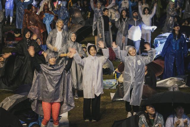 2일 저녁 경기 가평군 자라섬에서 열린 자라섬 재즈 페스티벌에서 관객들이 비를 맞으며 공연을 즐기고 있다. 자라섬 재즈 페스티벌 제공