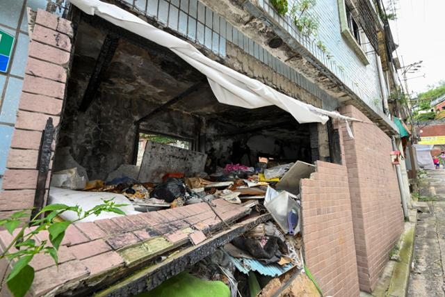 지난달 16일 서울 서대문구 현저동에 위치한 빈집의 외벽이 일부 무너진 가운데 쓰레기가 내부에 산처럼 쌓여 있다. 최주연 기자
