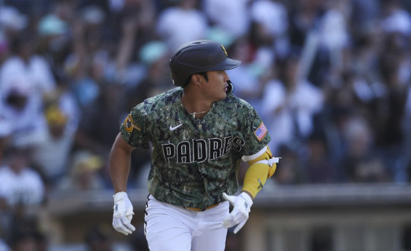 MLB 샌디에이고에서 뛰고 있는 김하성이 3일(한국시간) 열린 시카고 화이트삭스와 홈 경기에 시즌 11호 홈런을 솔로포로 장식했다. [사진=뉴시스]