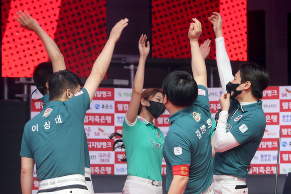 신생팀 하나카드가 '웰컴저축은행 PBA 팀리그 2022-23' 전기리그 우승을 차지했다. [사진=프로당구협회(PBA)]