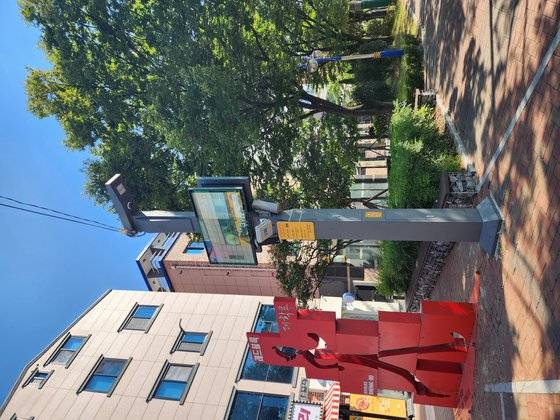 지난달 29일 대구 달서구 신당동에 설치된 스마트폴 모습. 단순 조명 기능뿐 아니라 폐쇄회로TV(CCTV), 홍보 전광판, 공공와이파이 시설, 비상벨 등이 설치돼 있다. 김정석 기자