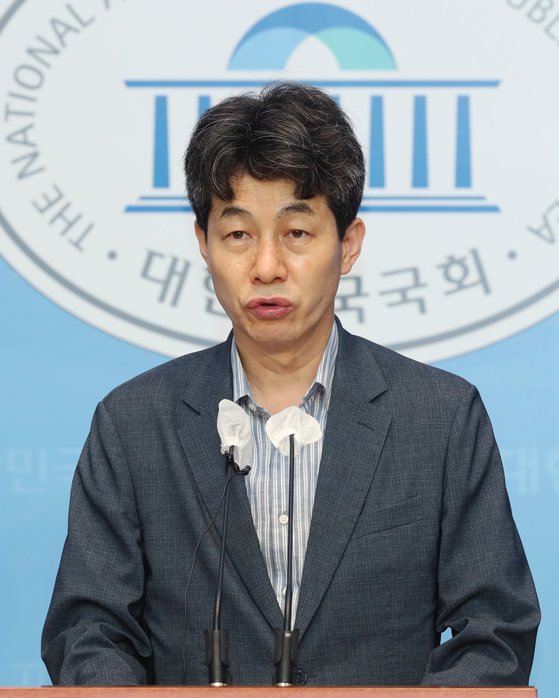 윤건영 더불어민주당 의원이 지난 7월 15일 국회 소통관에서 최종 결과 보고 기자회견을 하고 있다. 사진 국회사진기자단