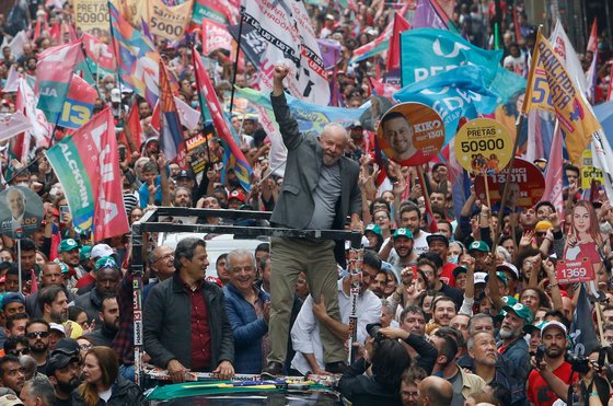 브라질 전 대통령이자 브라질노동당(PT) 후보인 룰라가 지난 1일 브라질 상파울루에서 지지자들에게 인사하고 있다. AFP=연합뉴스