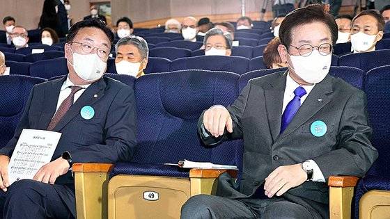 국민의힘 정진석 비상대책위원장과 더불어민주당 이재명 대표가 3일 정부서울청사에서 열린 개천절 경축식에 참석하고 있다. 야당은 이날 감사원의 문재인 전 대통령 조사 요청과 관련해 대대적인 공세를 벌였다. 연합뉴스.