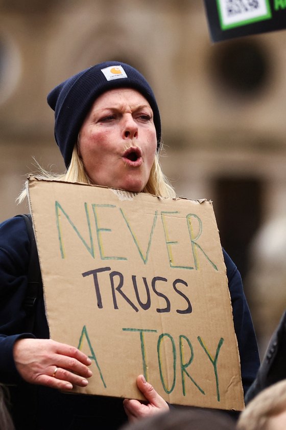 한 영국 여성이 2일(현지시간) 보수당 연례 회의가 열리는 버밍엄에서 리즈 트러스 영국 총리에 반대하는 플래카드를 들고 시위를 하고 있다. 로이터=연합뉴스