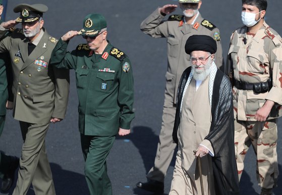 아야톨라 세예드 알리 하메네이 최고지도자가 3일(현지시간) 테헤란에서 열린 군 행사에 참석해 걷고 있다. EPA=연합뉴스