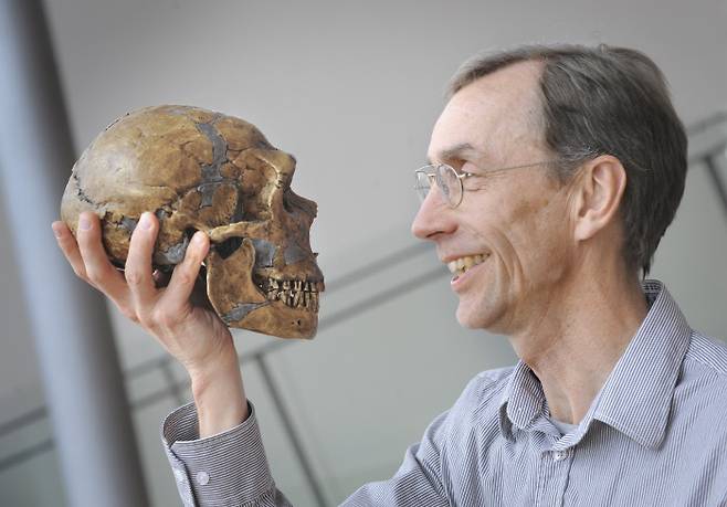 올해 노벨 생리의학상 수상자로 선정된 스웨덴 출신의 스반테 페보 박사가 두개골을 바라보며 웃고 있다. 그는 독일 라이프치히에 있는 막스플랑크 진화인류학연구소에서 일하고 있다. 라이프치히 | AP연합뉴스