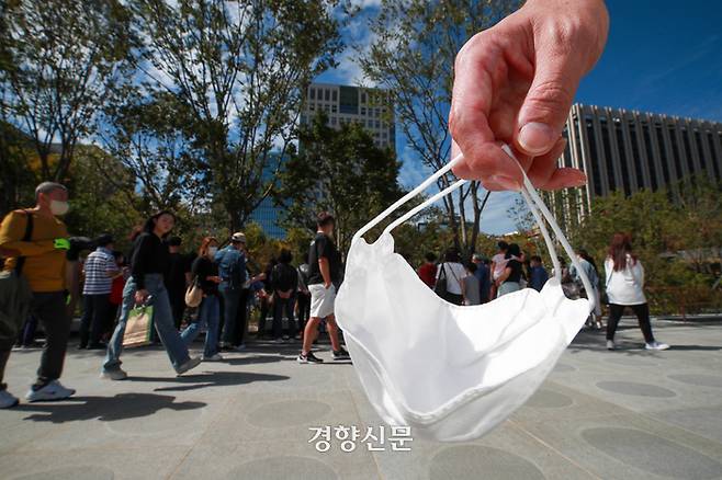 25일 서울 광화문 광장을 찾은 시민과 관광객들이 마스크를 벗고 이동하고  있다. 이준헌 기자
