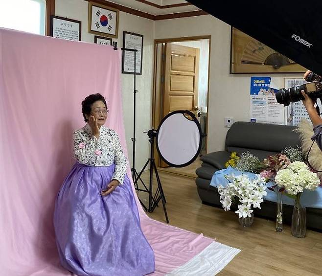 전주지역 문화컨텐츠기업 ‘인생샷연구소’에서 어르신들을 위해 전남 화순군과 협업 프로젝트로 진행한 어르신 한복 화보 사진 촬영 현장