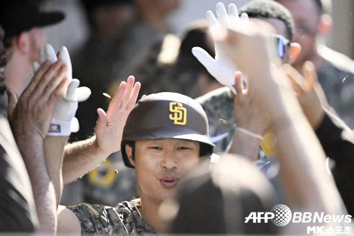 김하성이 7회 솔로 홈런을 때린 뒤 더그아웃에서 환영받고 있다. 사진(美 샌디에이고)=ⓒAFPBBNews = News1