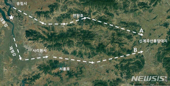 [서울=뉴시스]북한 대운하 건설 경로로 추정되는 대동강에서 신계곡산용암대지 사이 두 가지 경로. (사진=통일연구원 보고서 갈무리) 2022.10.03