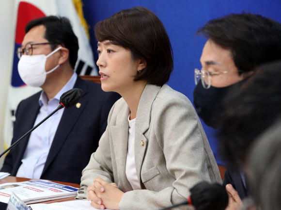 고민정 더불어민주당 최고위원(왼쪽에서 두번째). 공동 취재사진