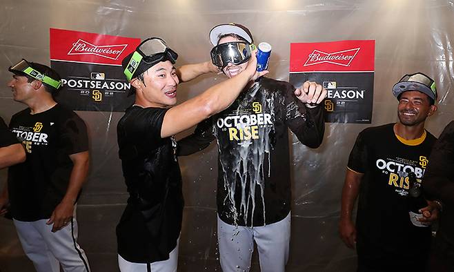 김하성(왼쪽)이 3일 소속팀 샌디에이고의 2022 MLB 포스트시즌 진출이 확정된 것을 축하하는 자리에서 팀 동료에게 맥주를 붓고 있다. 샌디에이고=AP연합뉴스