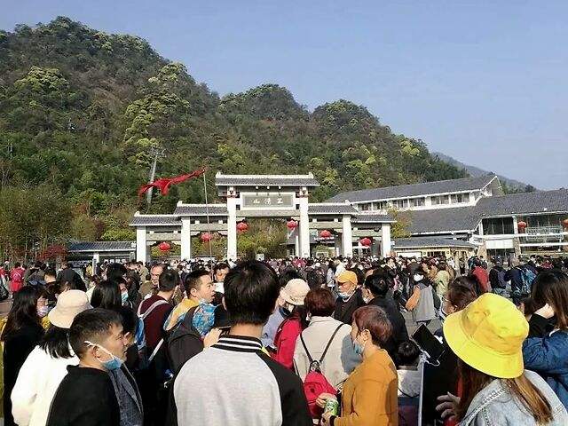국경절 연휴 기간 동안 몰린 인파로 숙박비 폭리 문제가 논란이다. 출처 웨이보