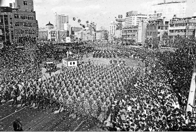 1970년 국군의 날 기념행사로 치러진 국군 시가행진의 모습. 정예 장병들이 시청 및 서소문 일대를 지나고 있다.