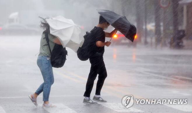전국 흐리고 비…해상 돌풍·천둥·번개도 [연합뉴스 자료사진]