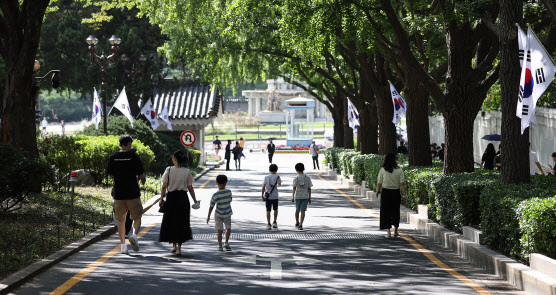 청와대로를 걷고 있는 시민들(사진=연합뉴스).