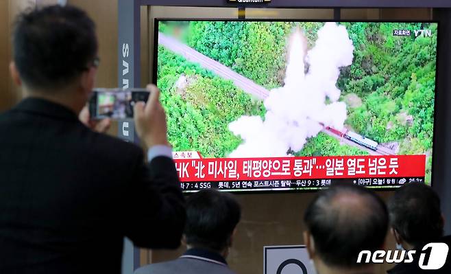 4일 서울 중구 서울역 대합실에서 시민들이 북한의 중거리 탄도미사일 발사 소식을 TV를 통해 지켜보고 있다. 합동참모본부에 따르면 우리 군은 이날 오전 7시23분쯤 북한 자강도 무평리 일대에서 동쪽 방향으로 발사한 중거리탄도미사일(IRBM) 추정 미사일 1발을 포착했다. 북한이 일본 상공을 통과하는 탄도미사일을 쏜 것은 지난 2017년 9월 이후 5년 만에 처음이다. 2022.10.4/뉴스1 ⓒ News1 장수영 기자