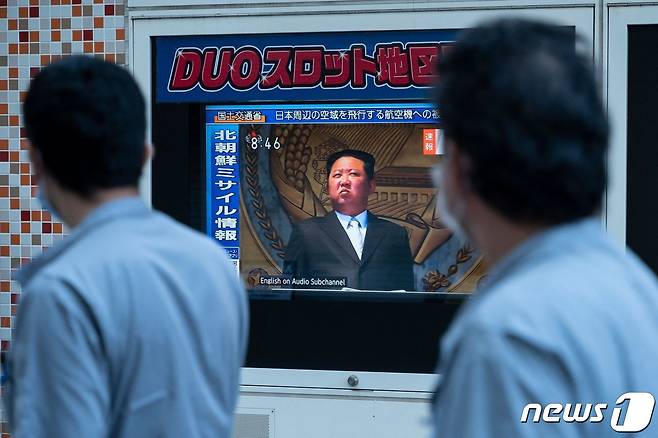 4일(현지시간) 오전 일본 도쿄에서 시민들이 북한의 중거리탄도미사일 발사 관련 보도를 시청하면서 길을 걷고 있다. 2022.10.04/뉴스1 ⓒ AFP=뉴스1 ⓒ News1 김민수 기자
