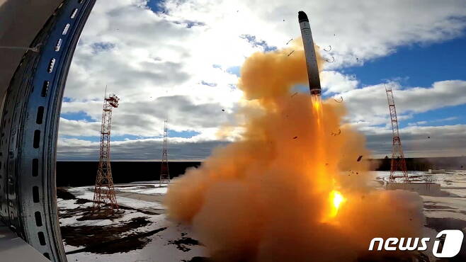 러시아 아르한겔스크 플레세츠크 우주기지에서 시험 발사 중인 RS-28 사르마트 대륙간탄도미사일(ICBM) 2022.04.20 ⓒ 로이터=뉴스1 ⓒ News1 정윤미 기자